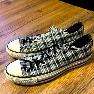 Womens black and white converse size 9